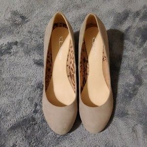 Taupe suede heels 🚭🚫🐱